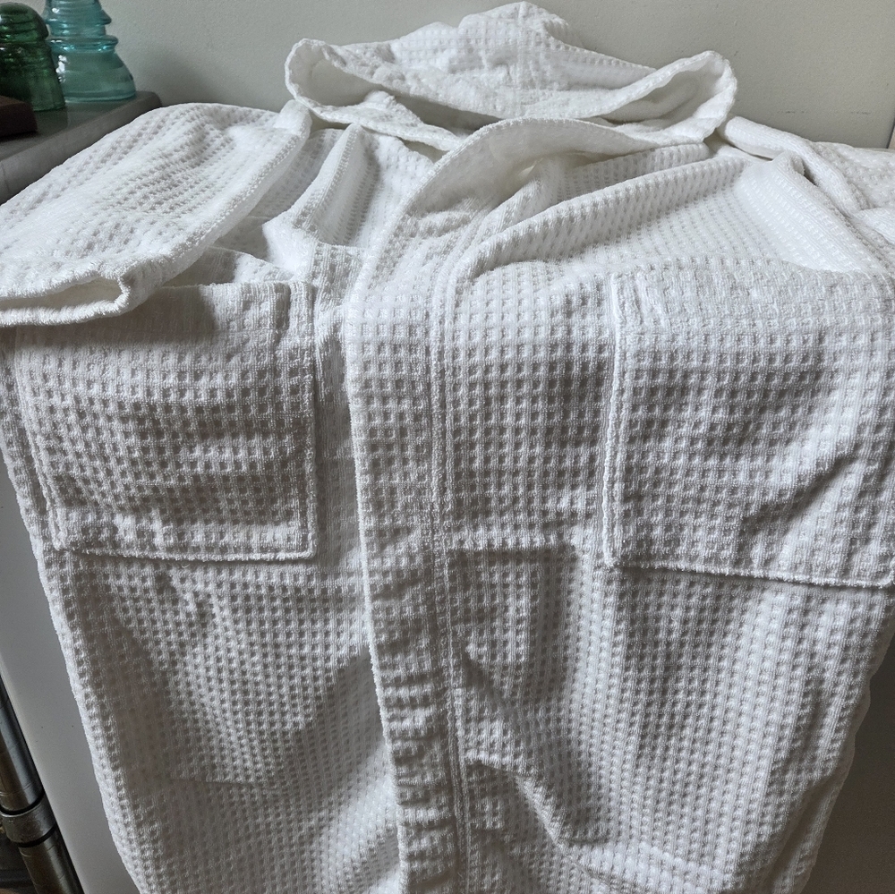 Robe - Picture 3 of 7